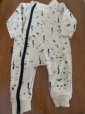 🫐3/$30 Tiny Tribe Beige Lightning-Print Zip Romper for Baby size 6-9m